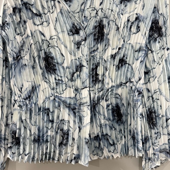 Vince Blouse Washed Lily Pleated Button Down in Pale Azure Blue - Picture 8 of 12